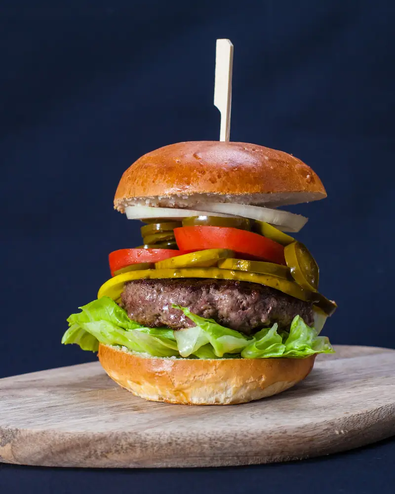 Burger z wołowiną, boczkiem i warzywami