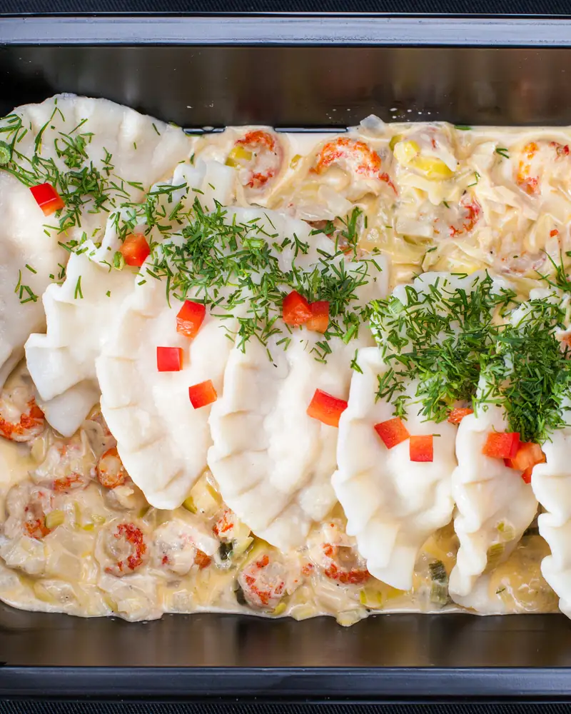 Pierogi na sosie śmietanowym z koperkiem