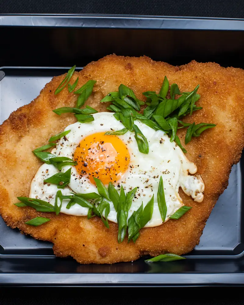 Kotlet schabowy z jajkiem sadzonym i szczypiorkiem