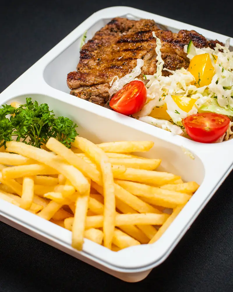 Grillowana pierś z kurczaka z frytkami i surówką