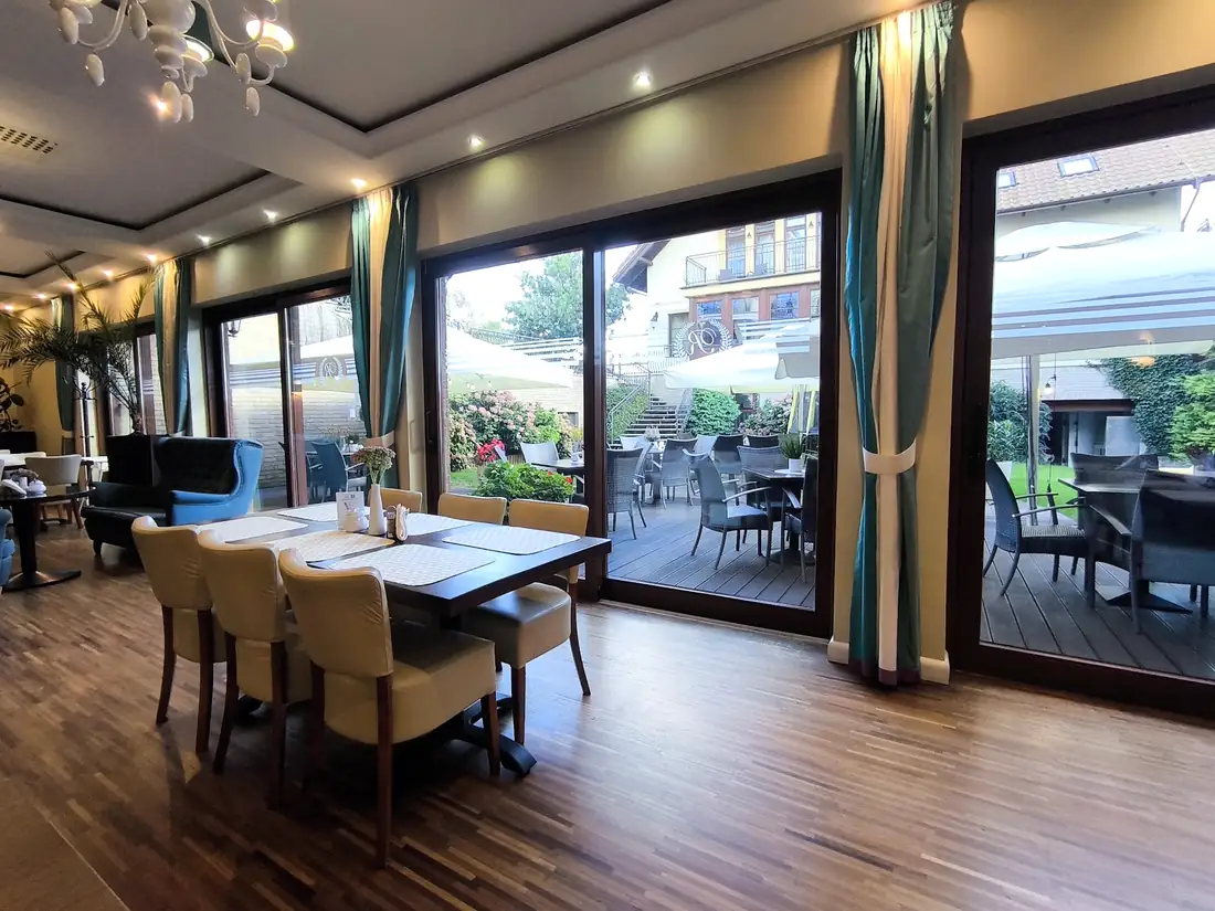 Jasna sala restauracji z oknami na ogródek